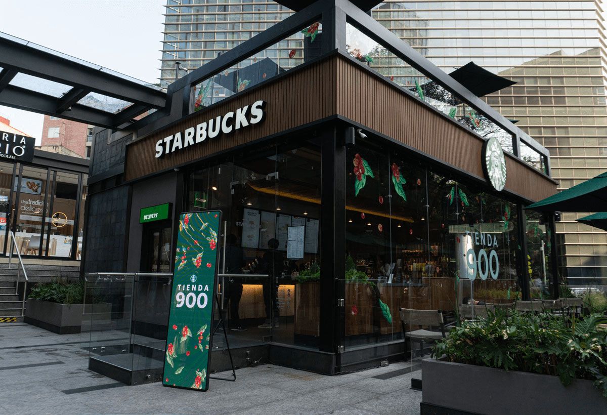 Starbucks cerrará más de 120 tiendas y despedirá a 900 empleados