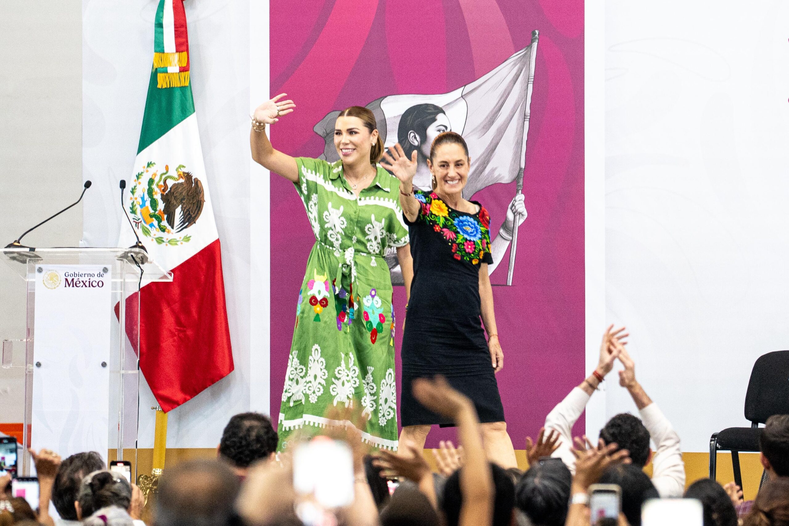 Inicia el evento “La Transformación Avanza” encabezado por la presidenta Claudia Sheinbaum en el auditorio PSF en Mexicali. La mandataria es acompañada por la gobernadora del Estado, Marina del Pilar.
