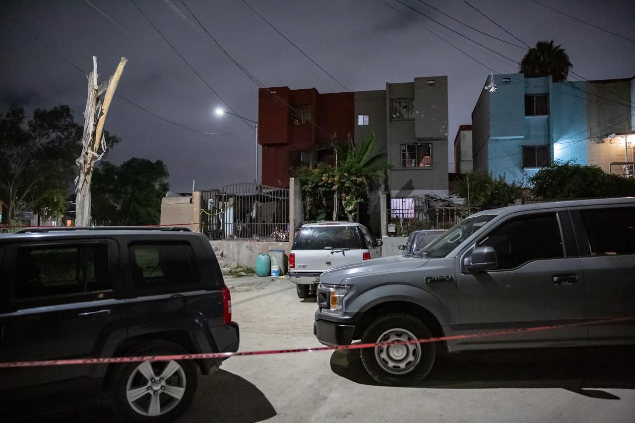 Mujer muere y hombre resulta herido en ataque por presunto pleito sentimental