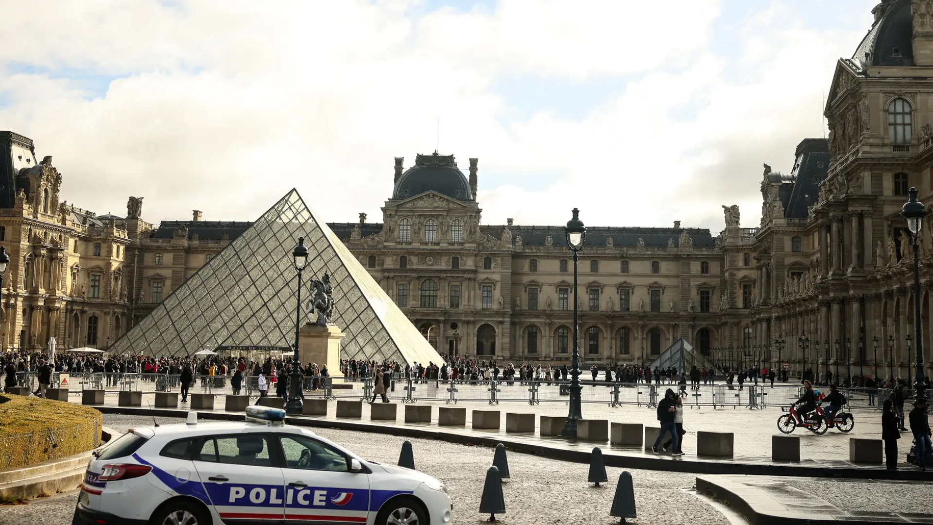 Caen dos sospechosos por el robo histórico en el museo del Louvre