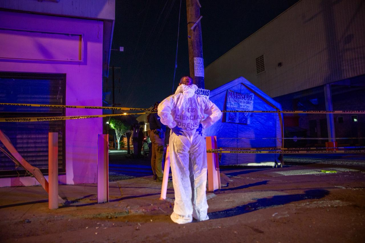 Un hombre fue asesinado a balazos mientras se encontraba comiendo en un puesto de mariscos ubicado en la colonia Libertad Parte Baja.
