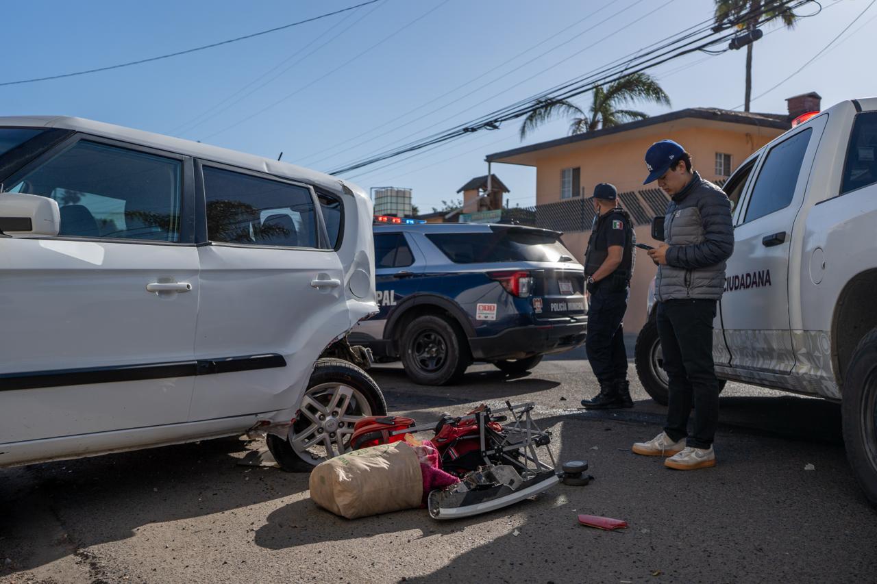 Choca, atropella a una mujer y huye; vehículo es localizado abandonado