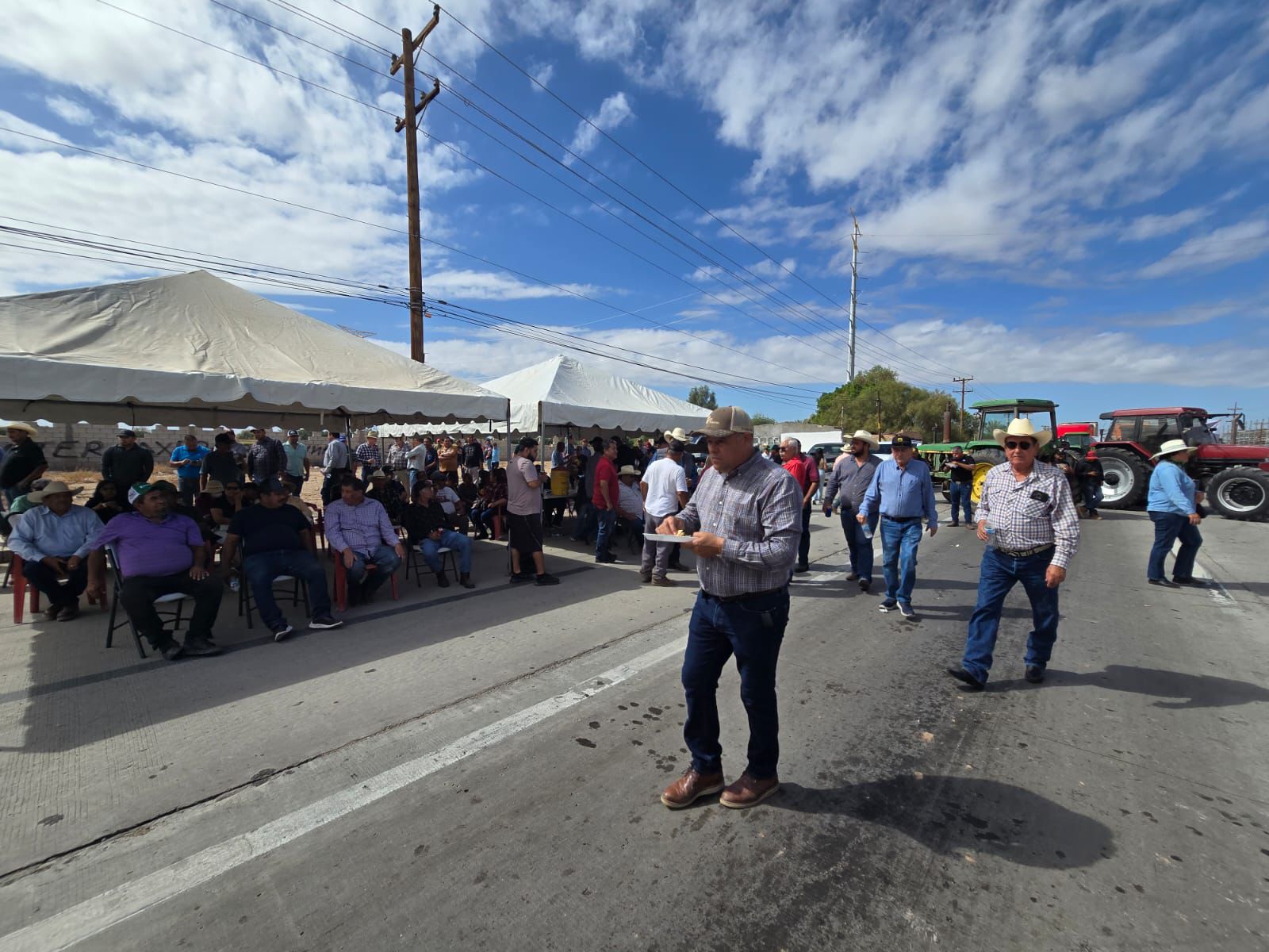 Agricultores bloquean carretera Mexicali–San Luis Río Colorado; exigen mejores condiciones de trabajo