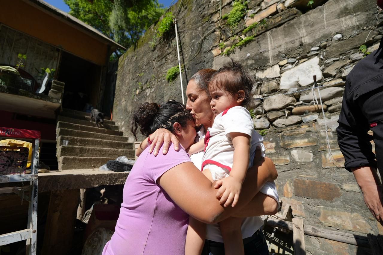 La presidenta Claudia Sheinbaum visitó la zona afectada por el desbordamiento del río en Tamazunchale, San Luis Potosí.