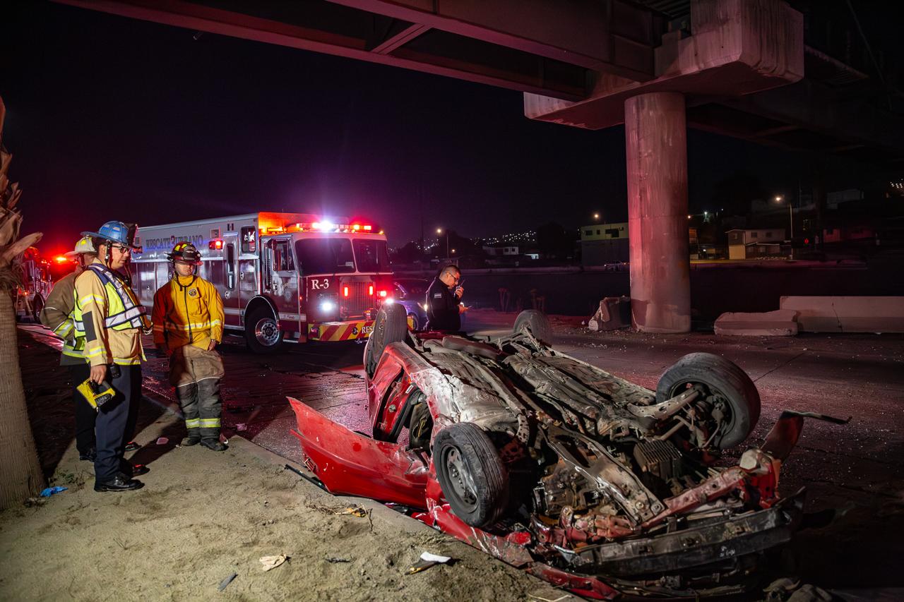 Hombre queda prensado tras volcarse en la Vía Rápida