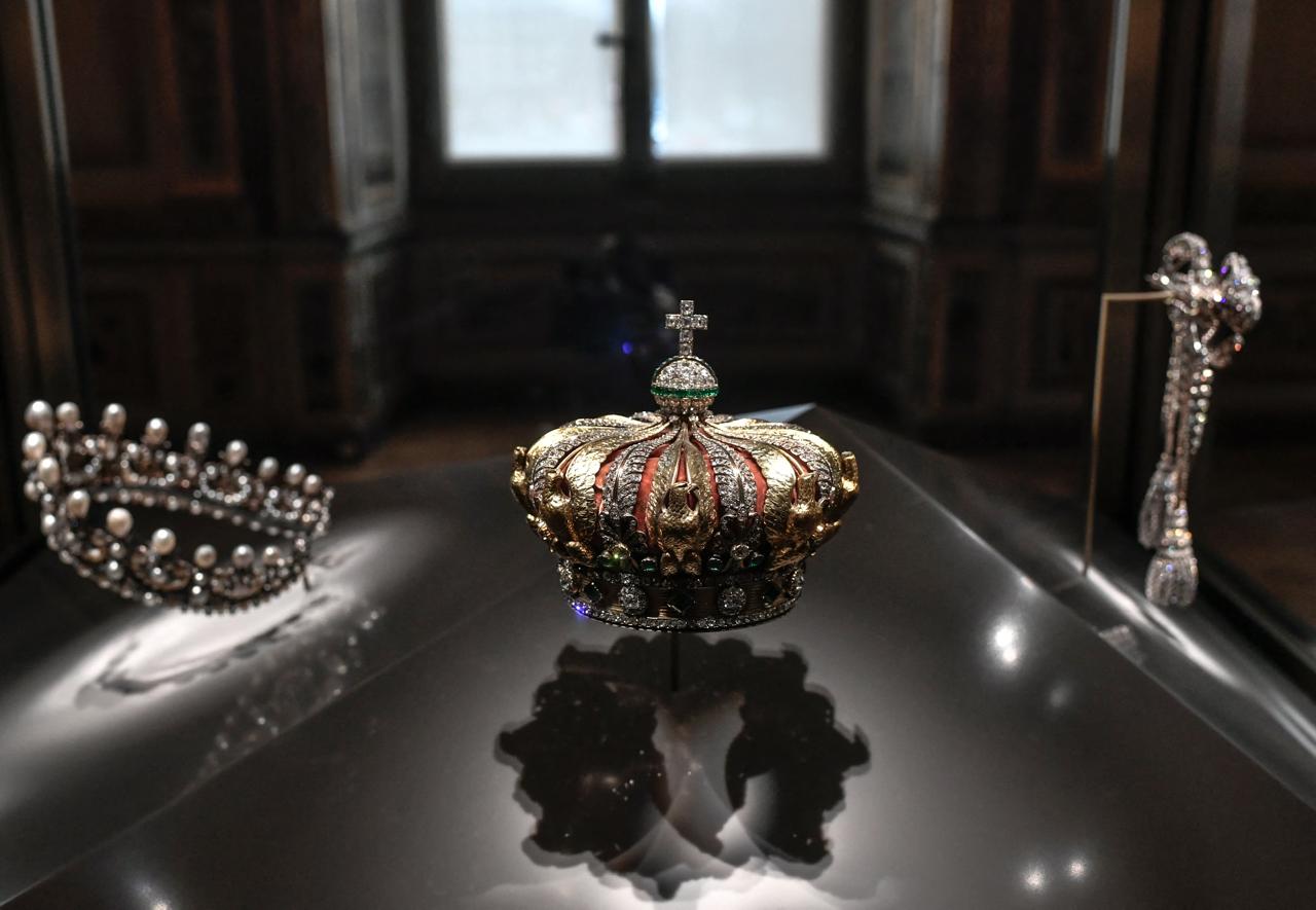 Hallan dañada la corona imperial de la emperatriz Eugenia de Montijo tras robo en el Museo del Louvre