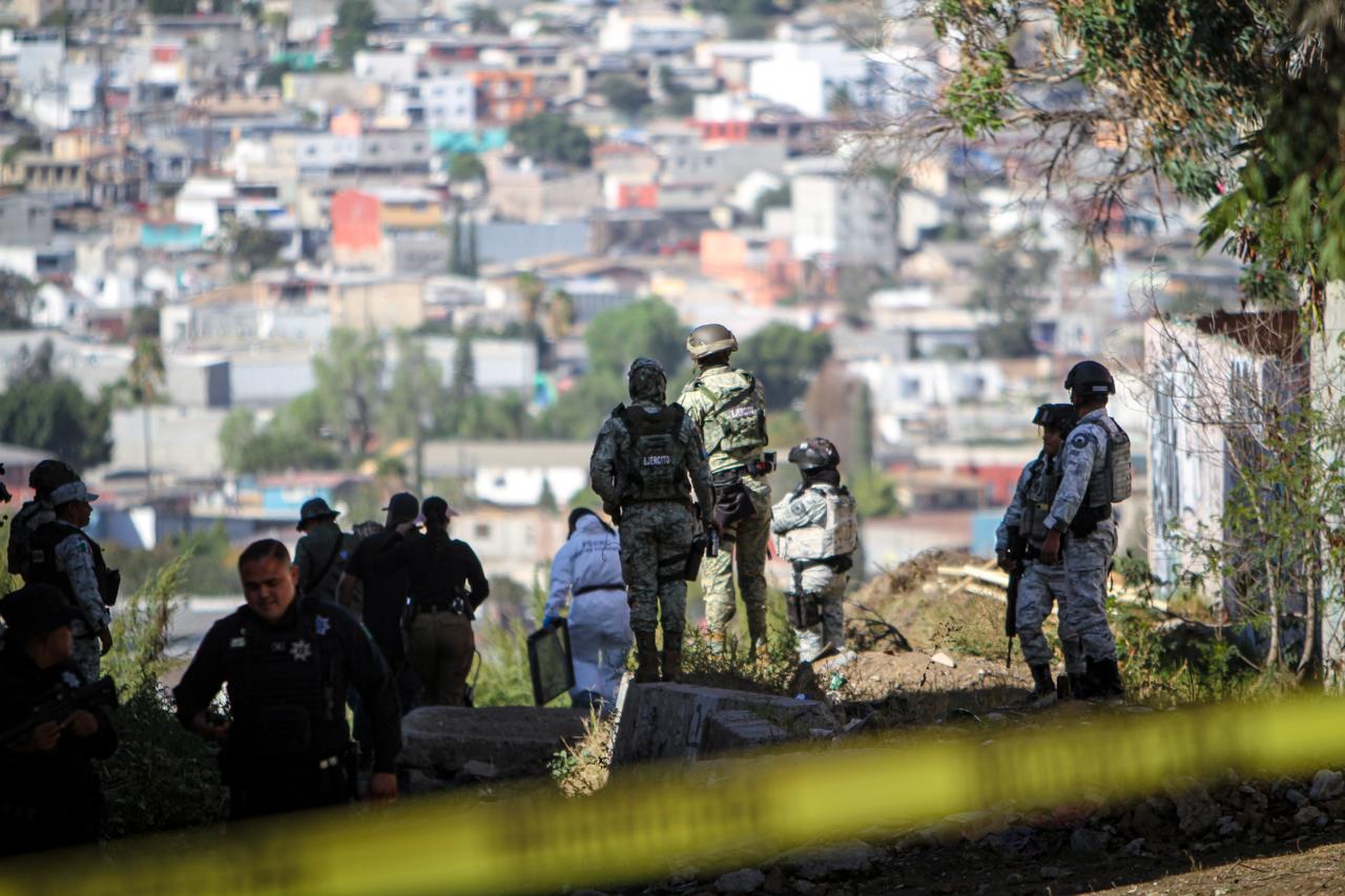 Hallan cuerpo semi enterrado en un lote baldío de la colonia Colinas del Alamar