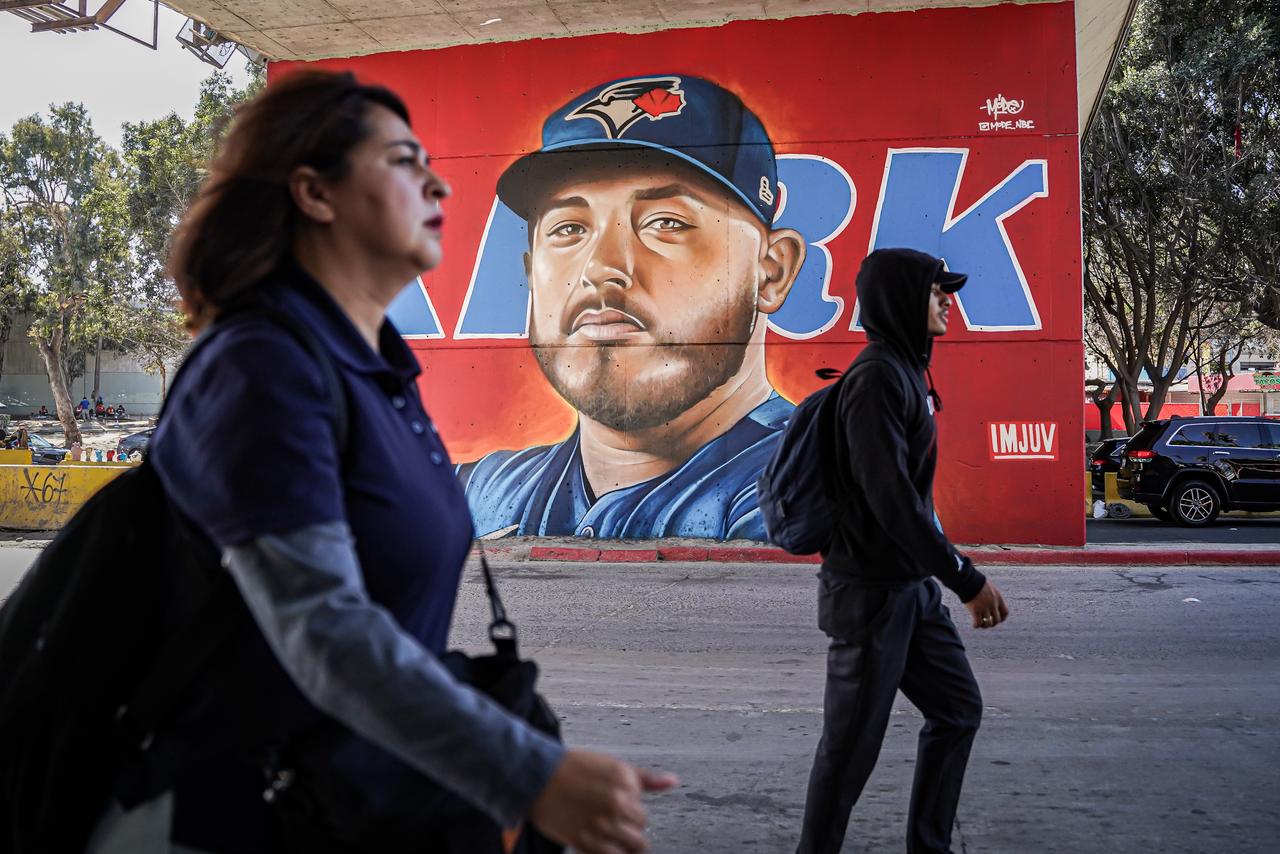 Homenajean a Alejandro Kirk con mural en Tijuana