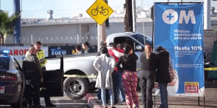 Mujer pierde la vida y se impacta al ir conduciendo