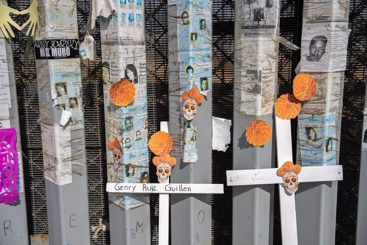 Colocan altar de muertos en el muro fronterizo de Playas de Tijuana en memoria de migrantes fallecidos