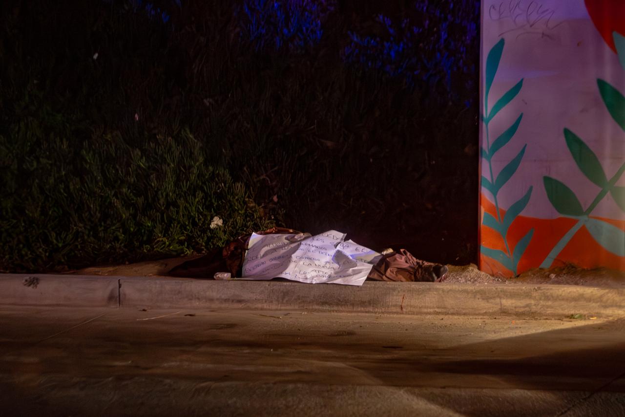 Localizan cuerpo envuelto en una sábana debajo del puente La Cúspide