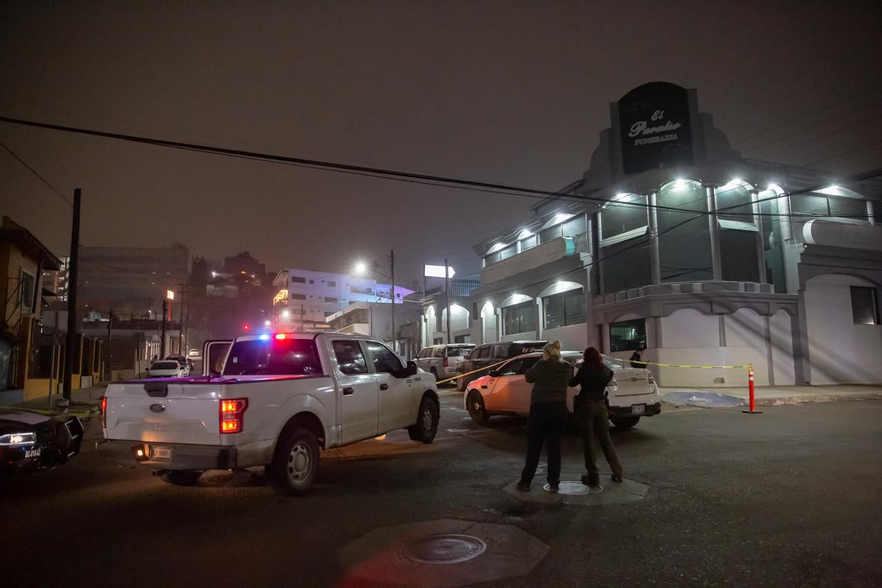 Incendian dos camionetas en funeraria de la Zona Centro