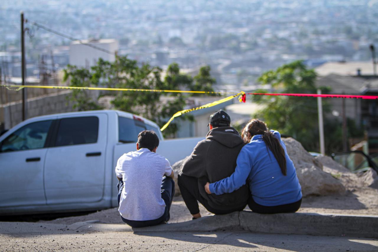 Hallan a dos hombres sin vida dentro de un auto en Altiplano