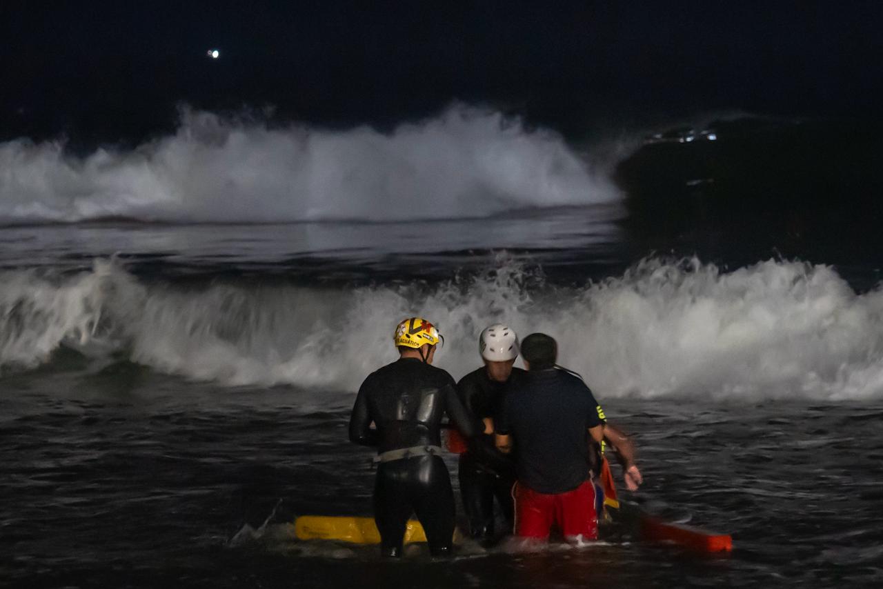 Salvavidas rescatan a hombre atrapado en el muro fronterizo en Playas de Tijuana