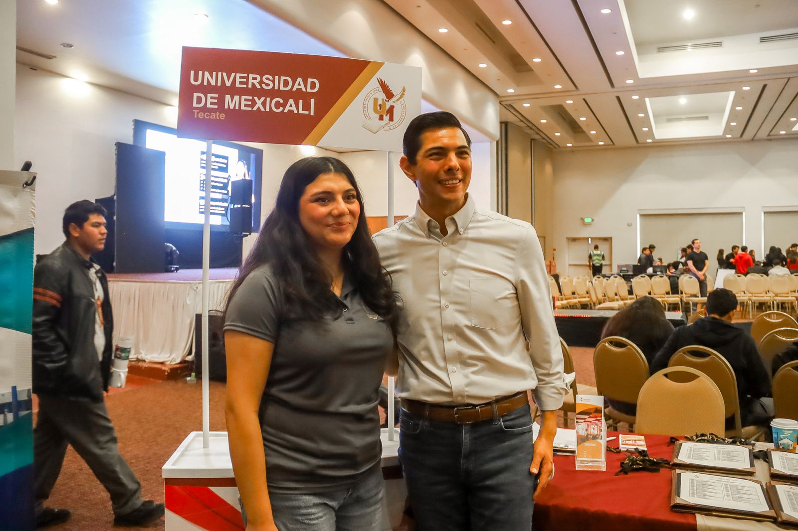 “Atrévanse a soñar”: Román Cota inspira a más de 1,800 jóvenes en la Expo Universidades 2025