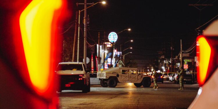 Hallan a hombre sin vida dentro de un auto en la Mártires de 1906 en Mexicali