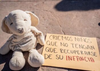 Fundación coloca peluches y mensajes en el CECUT para visibilizar el abuso sexual infantil
