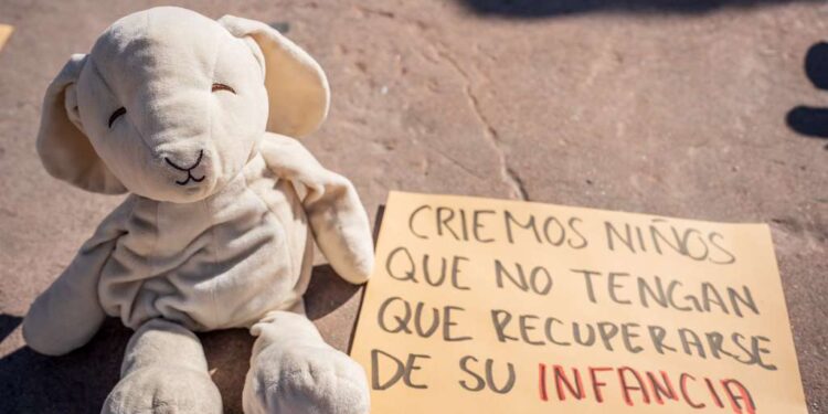 Fundación coloca peluches y mensajes en el CECUT para visibilizar el abuso sexual infantil