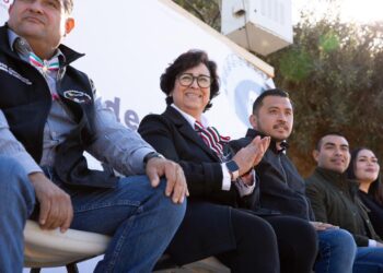 Rocío Adame lidera con éxito el Desfile del 115 aniversario de la Revolución Mexicana en Primo Tapia