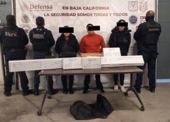 Aseguran vehículo con cinco arm4s de fuego tras persecución en Tijuana