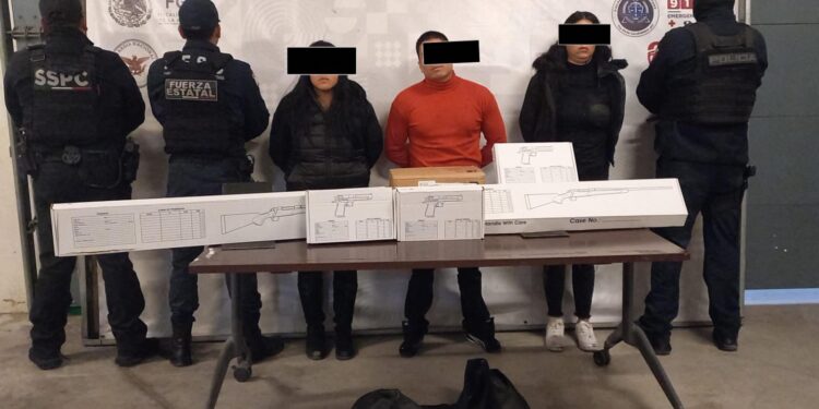 Aseguran vehículo con cinco arm4s de fuego tras persecución en Tijuana