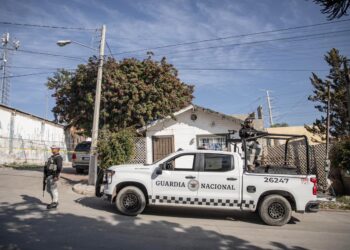 Abandonan persona sin vida envuelta en una lona en la colonia El Pipila