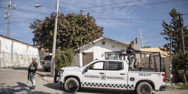 Abandonan persona sin vida envuelta en una lona en la colonia El Pipila