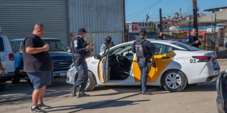 Atacan taxi libre del Aeropuerto en la colonia Garita de Otay; hay un muerto y un lesionado; autoridades realizan fuerte operativo en la zona
