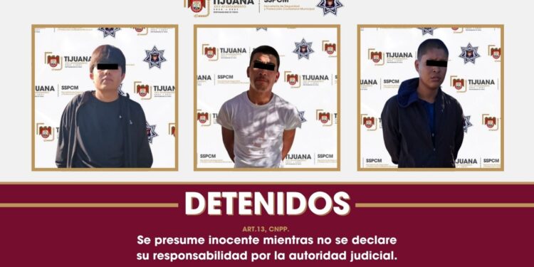 Asegura Policía Municipal de Tijuana a tres presuntos responsables de ataque armado en contra de tripulantes de un vehículo tipo taxi