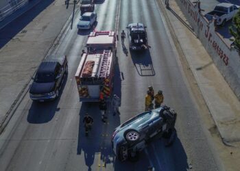 Conductor se queda dormido, choca contra un poste y termina volcado en el bulevar Cuauhtémoc Sur Poniente