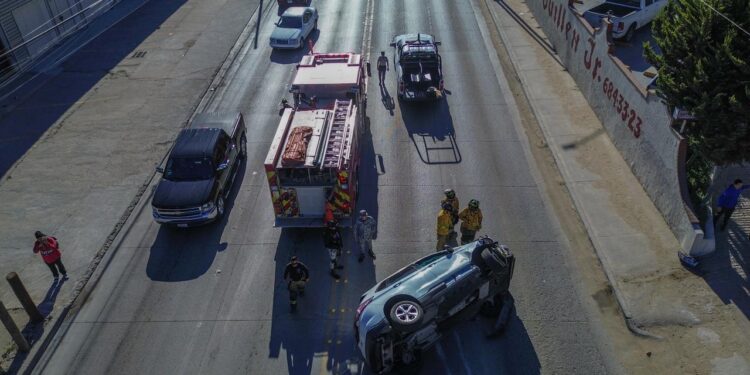 Conductor se queda dormido, choca contra un poste y termina volcado en el bulevar Cuauhtémoc Sur Poniente