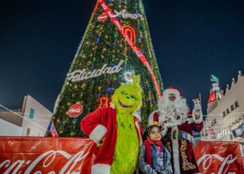 Avenida Revolución se ilumina con el encendido del Árbol Coca-Cola