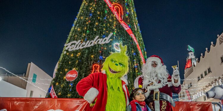 Avenida Revolución se ilumina con el encendido del Árbol Coca-Cola