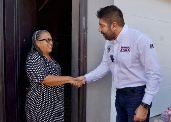 Recorre Armando Ayala tianguis de La Aurora y visita hogares en Mexicali