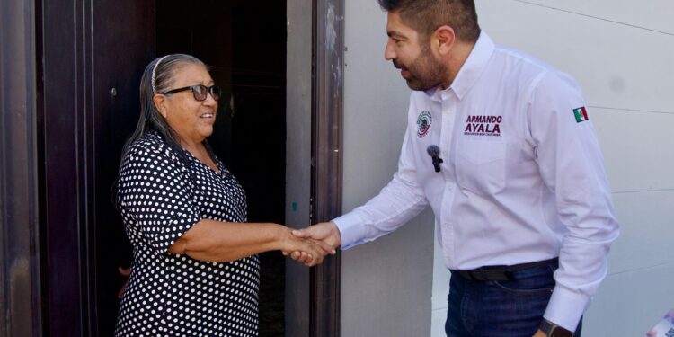 Recorre Armando Ayala tianguis de La Aurora y visita hogares en Mexicali