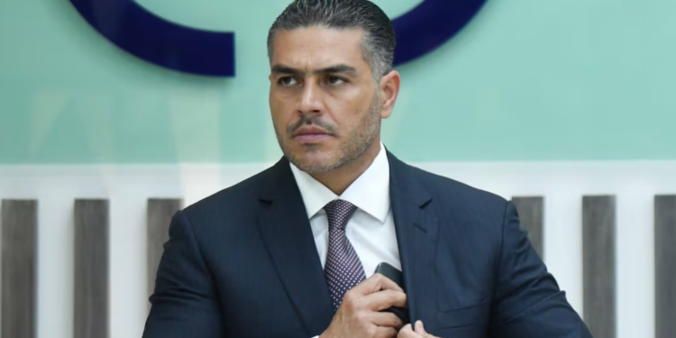 Harfuch informó que bloquearán señales telefónica en penales para frenar extorsiones