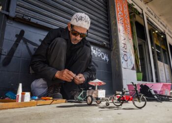 En las calles del centro, un artesano hace brillar lo que otros desechan