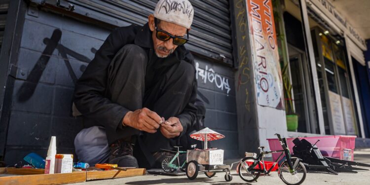 En las calles del centro, un artesano hace brillar lo que otros desechan