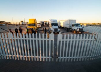 Agricultores continúan bloqueando la garita comercial de Mexicali; aseguran bloqueo durará mínimo 24 horas