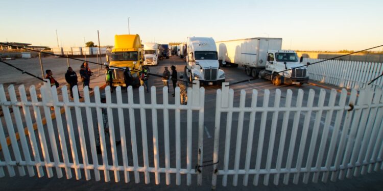 Agricultores continúan bloqueando la garita comercial de Mexicali; aseguran bloqueo durará mínimo 24 horas