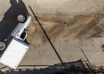 Volcadura de camioneta repartidora deja derrame de aceite en la Colonia Campestre Murua