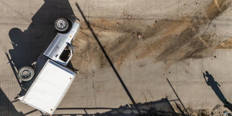 Volcadura de camioneta repartidora deja derrame de aceite en la Colonia Campestre Murua