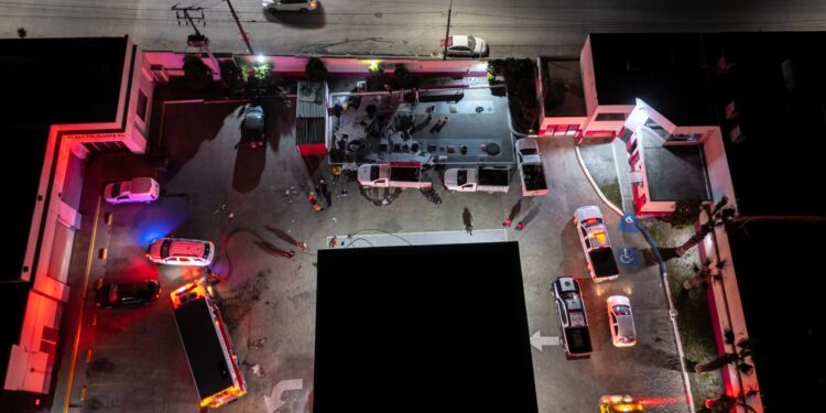 Dos trabajadores resultan intoxicados tras caer en fosa de combustible