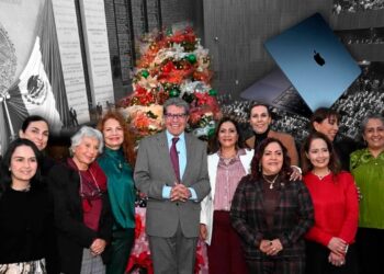 Muy al estilo PRI, diputados se regalan MacBook Pros de 20 mil pesos.