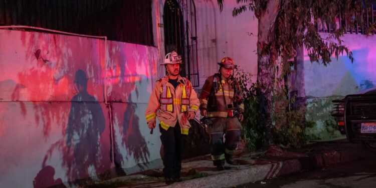 Ataque con bombas molotov incendia cuarto de madera en Cañón de las Rosas