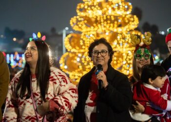 Gran Desfile Navideño y encendido de árbol iluminan Rosarito