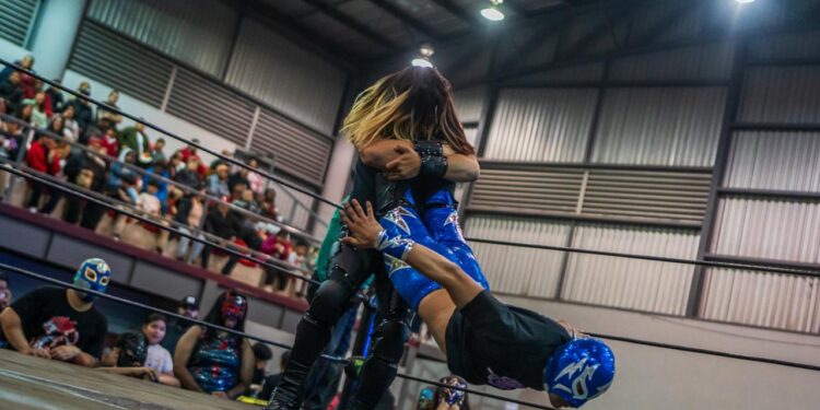 Organizan posada navideña en la Zona Norte con lucha libre, regalos y convivencia familiar