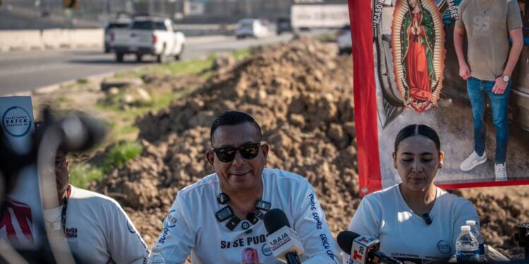 Instalan capilla en memoria de Erick Carrillo sobre la Vía Alamar en Tijuana