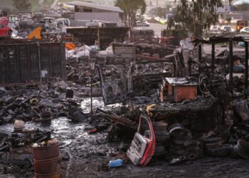 Incendian, vehículo y lesionan a dos hombres tras ataque armado en Yonke La Tuza en Urbi I