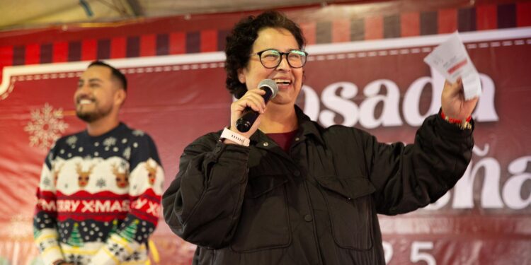 Rocío Adame comparte la alegría navideña con familias rosaritenses en Mega Posada Comunitaria